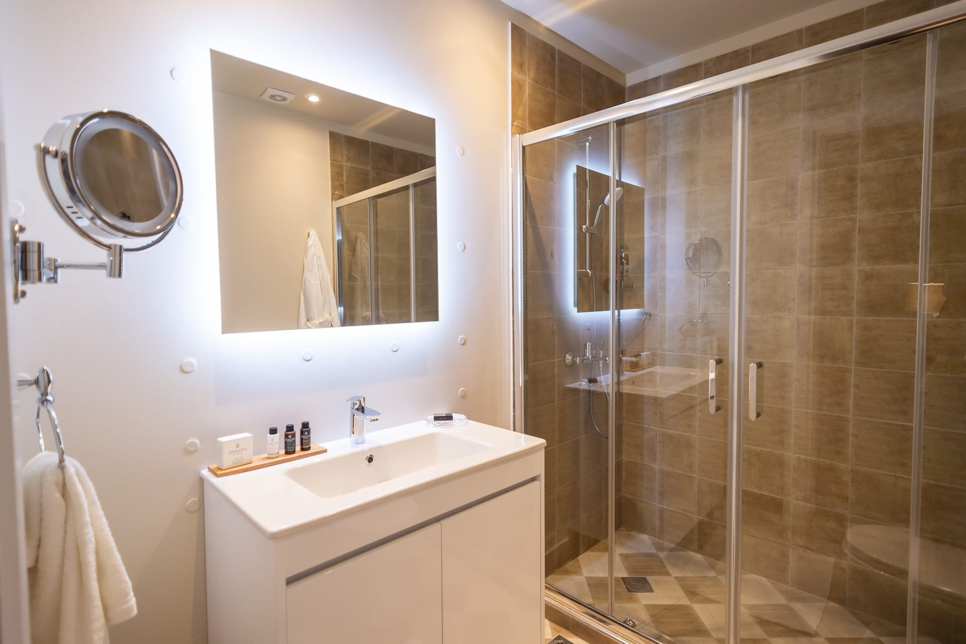 33 Solonos Suites