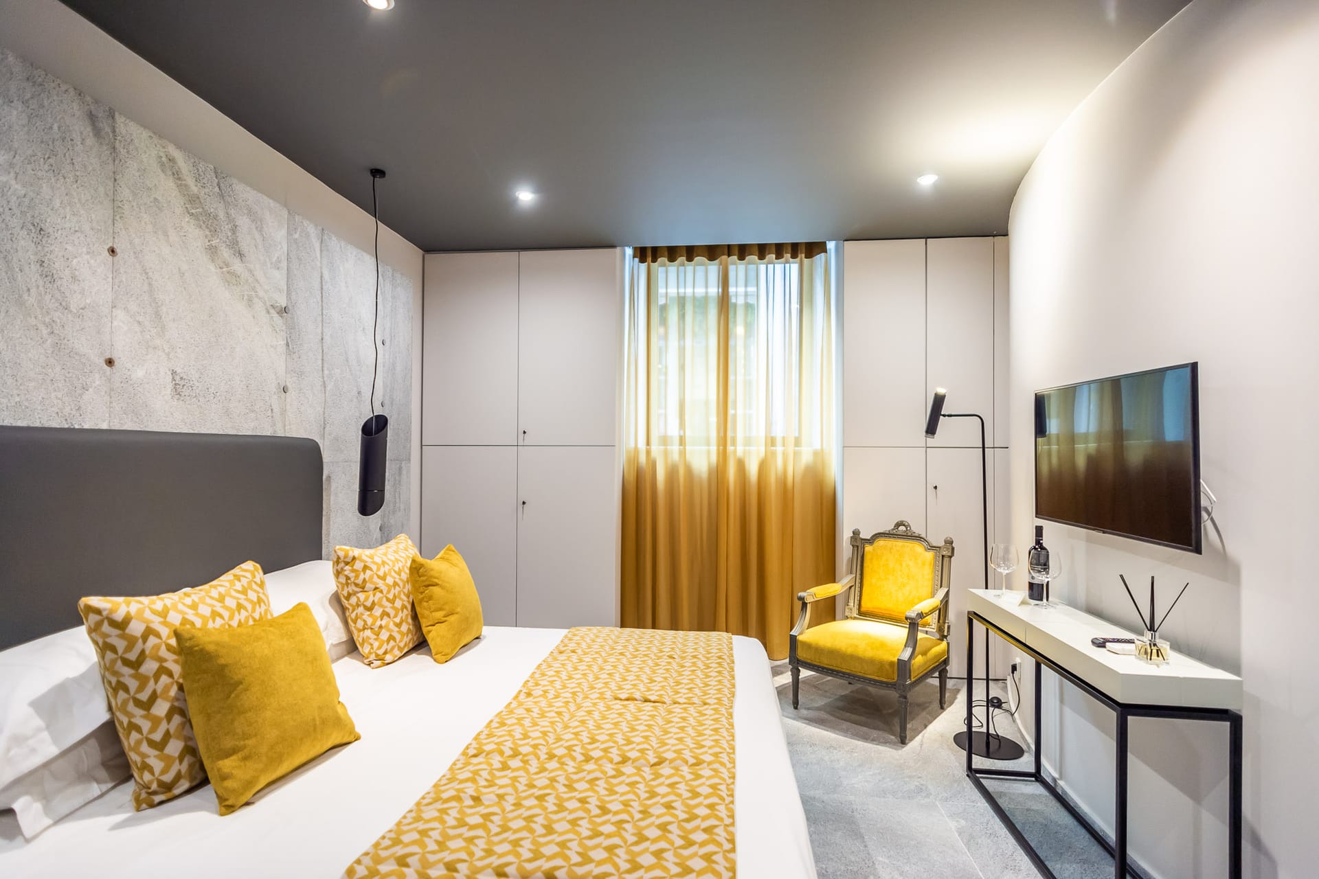 33 Solonos Suites