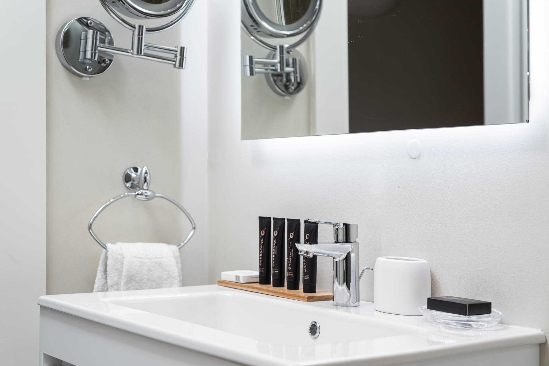 33 Solonos Suites