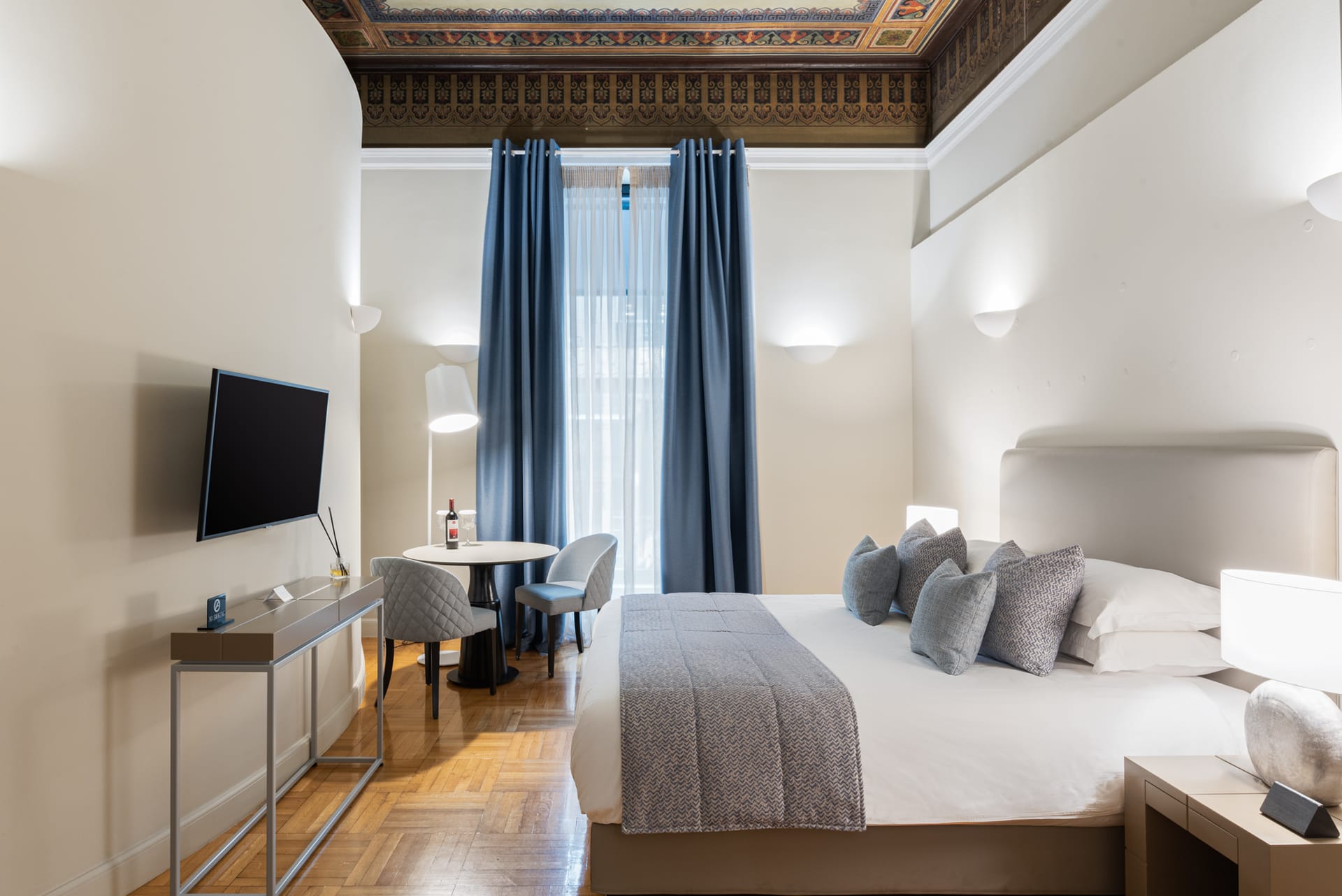 33 Solonos Suites