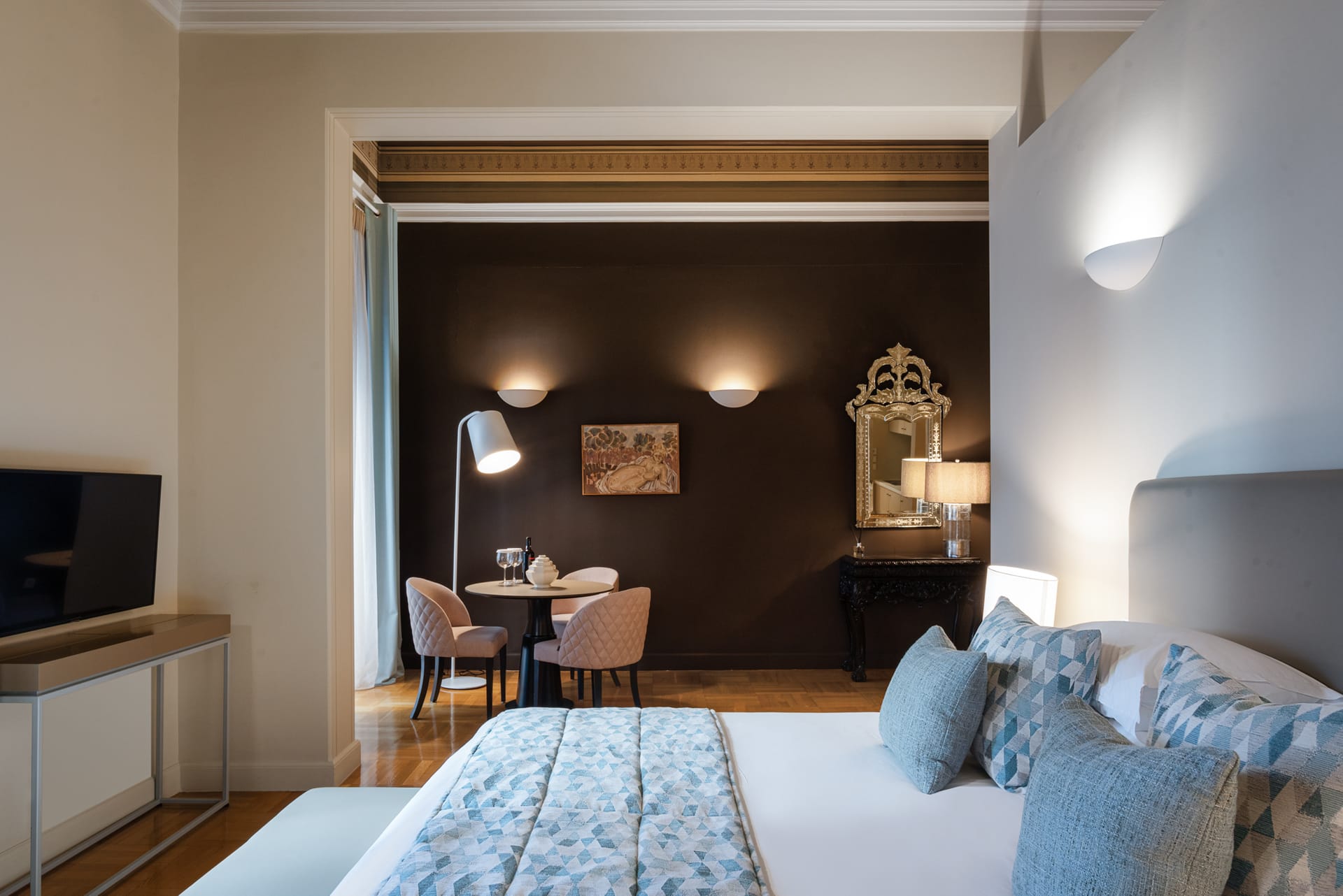 33 Solonos Suites