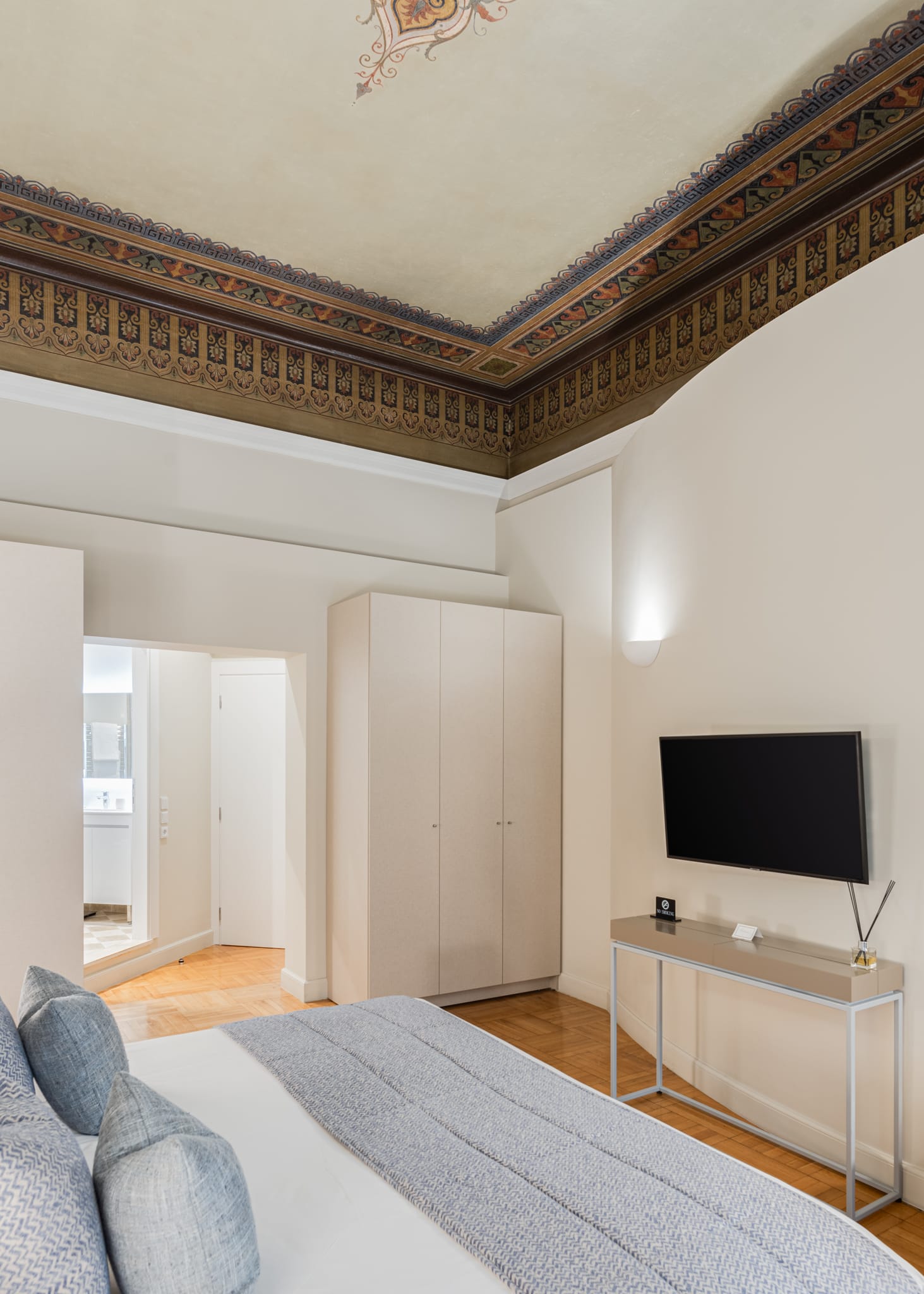 33 Solonos Suites