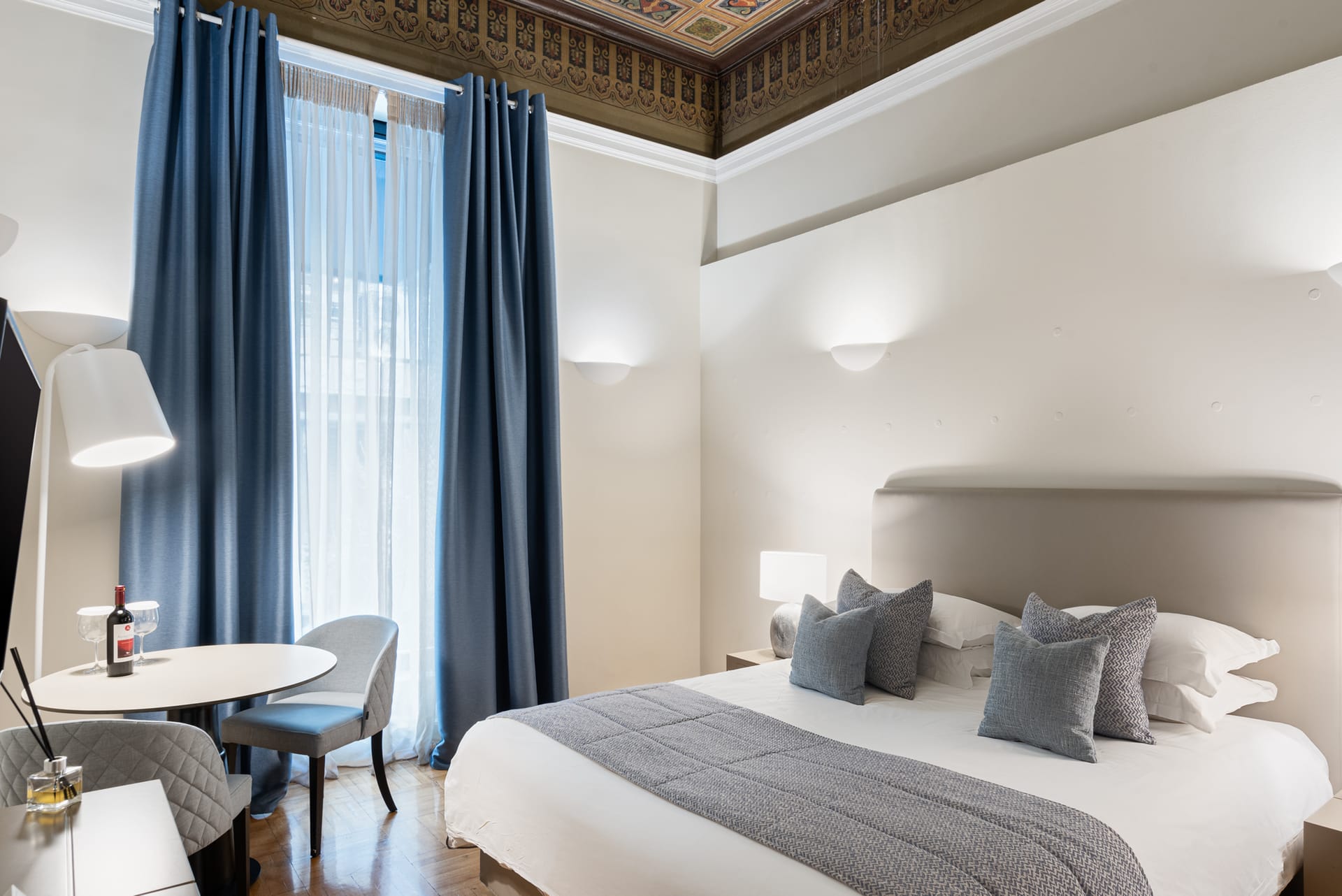 33 Solonos Suites