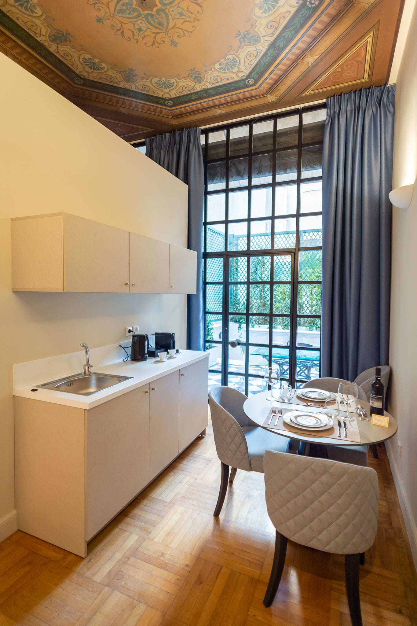 33 Solonos Suites