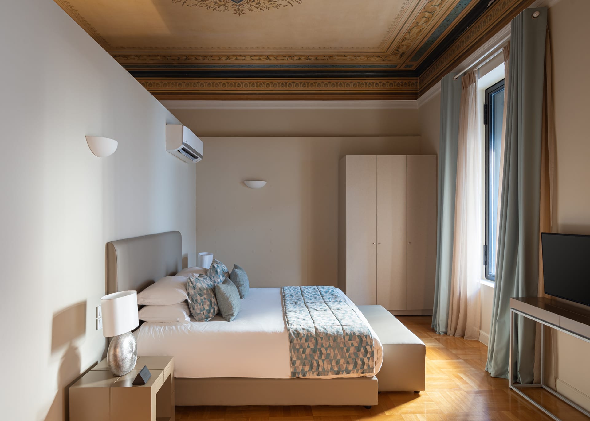 33 Solonos Suites