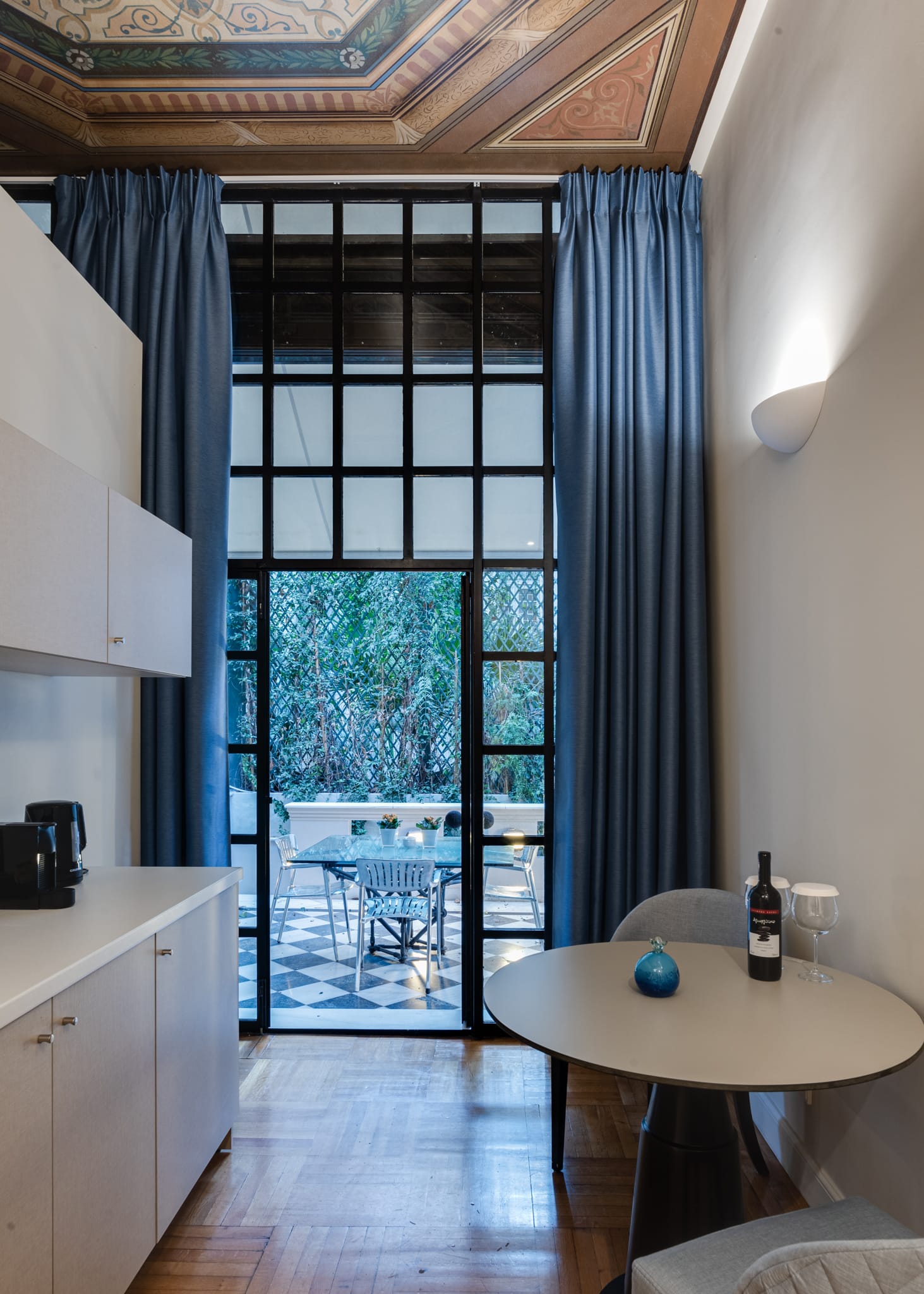 33 Solonos Suites