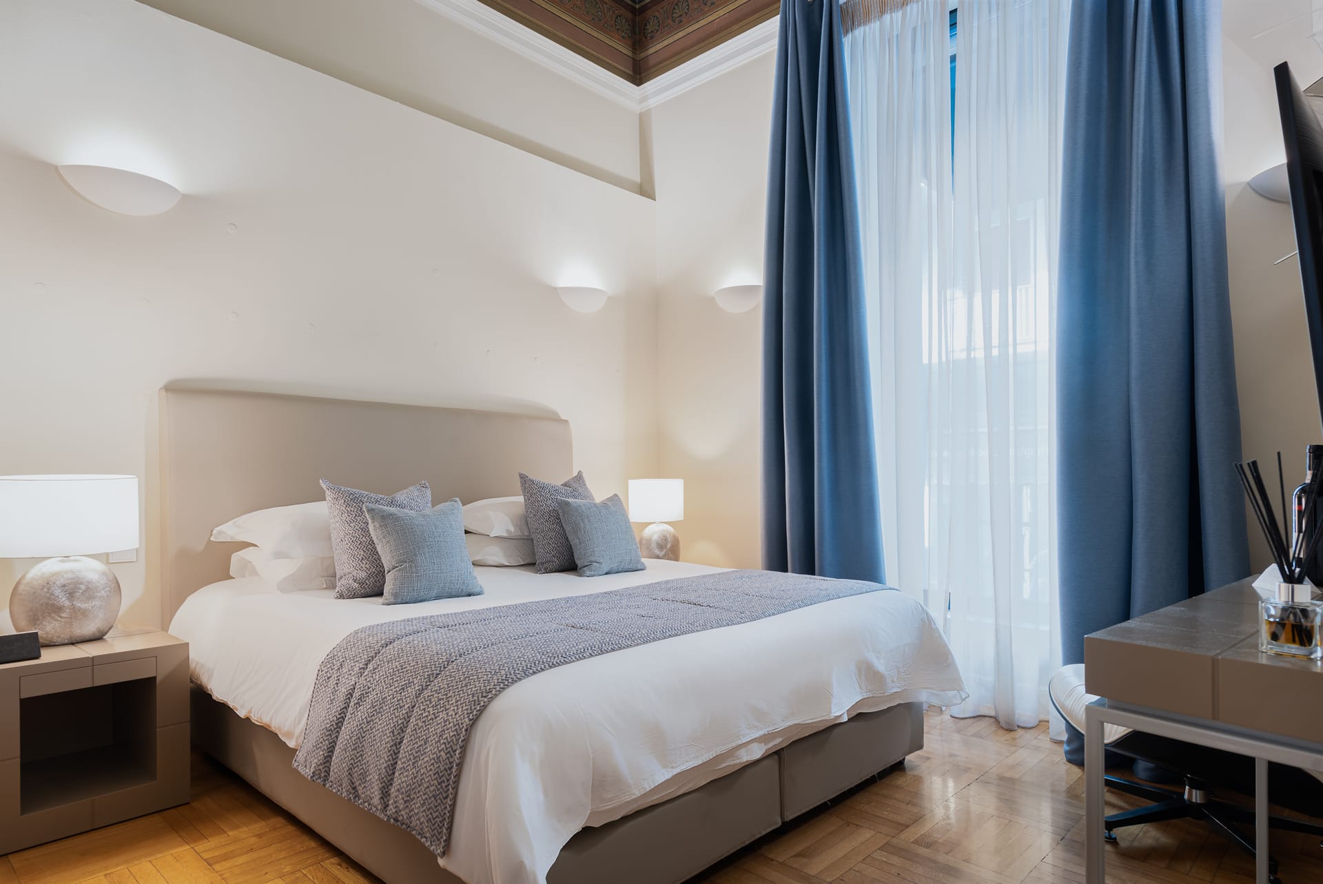 33 Solonos Suites