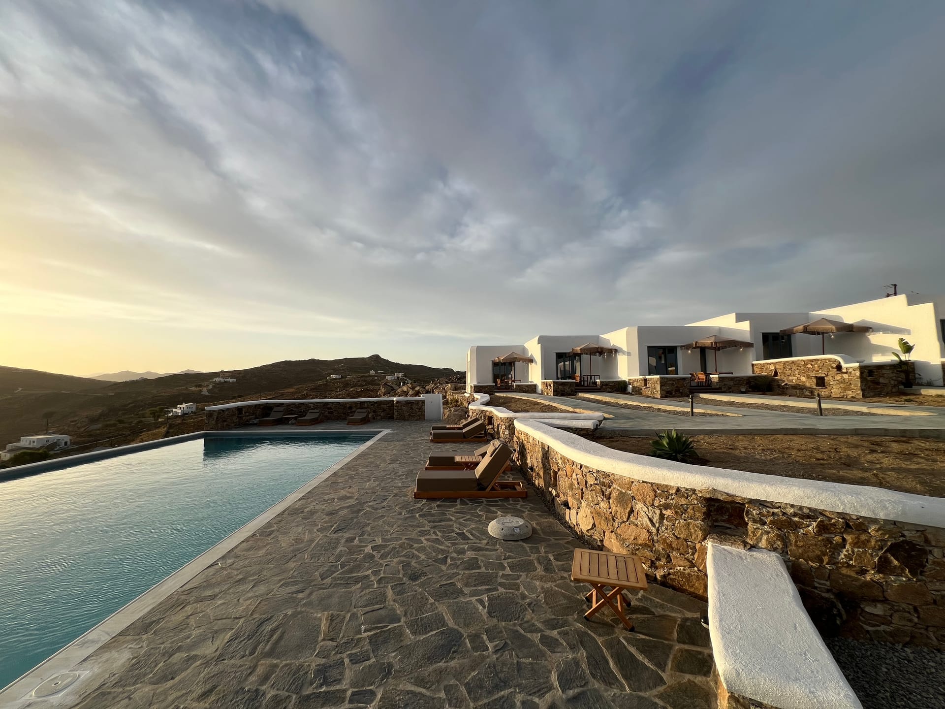 Thronos Suites