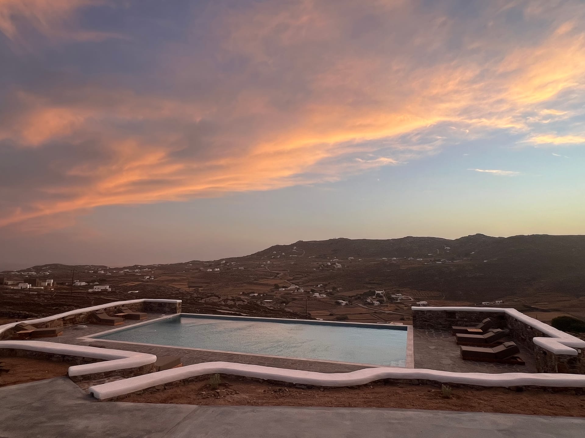 Thronos Suites