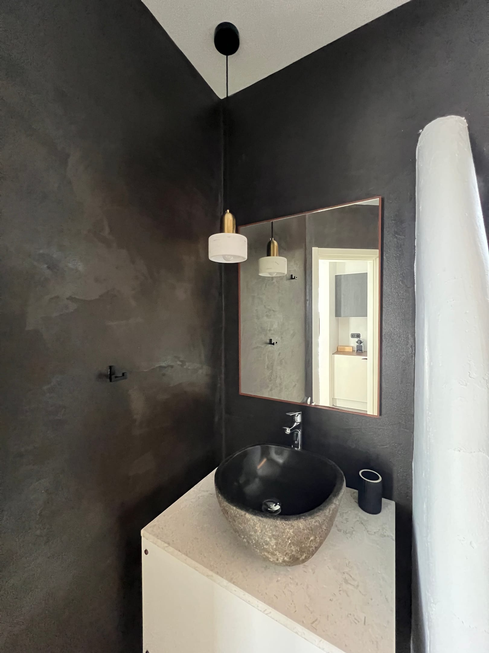 Thronos Suites