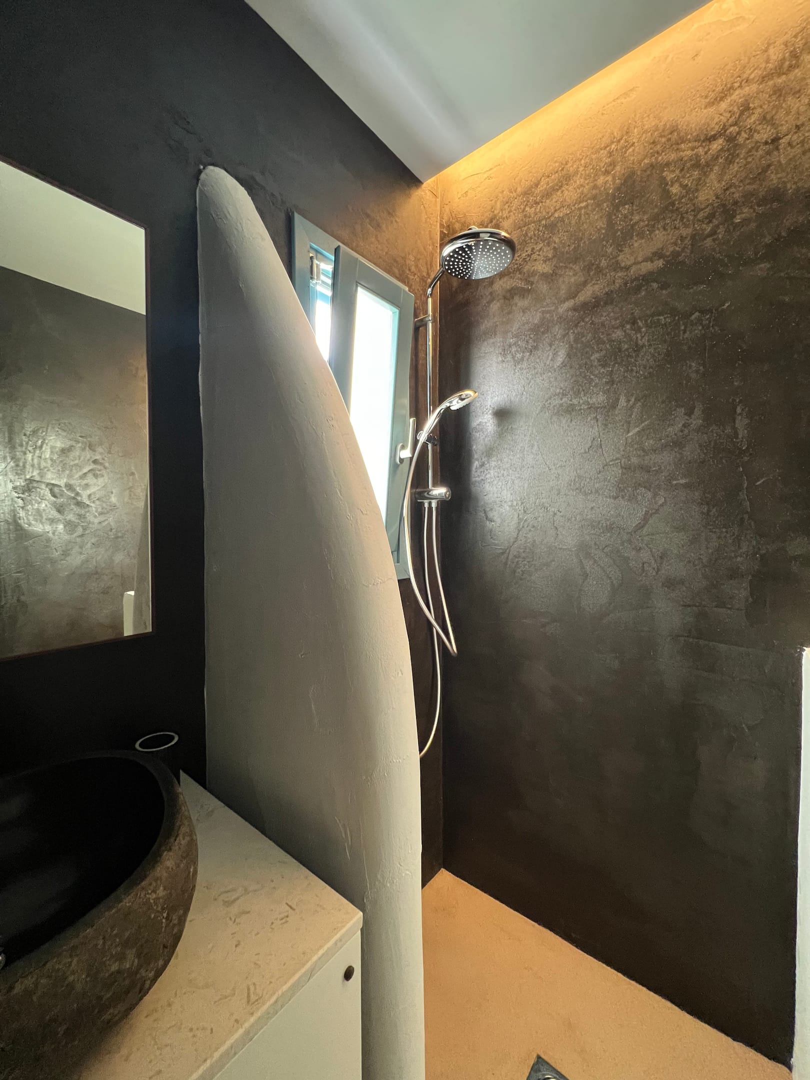Thronos Suites