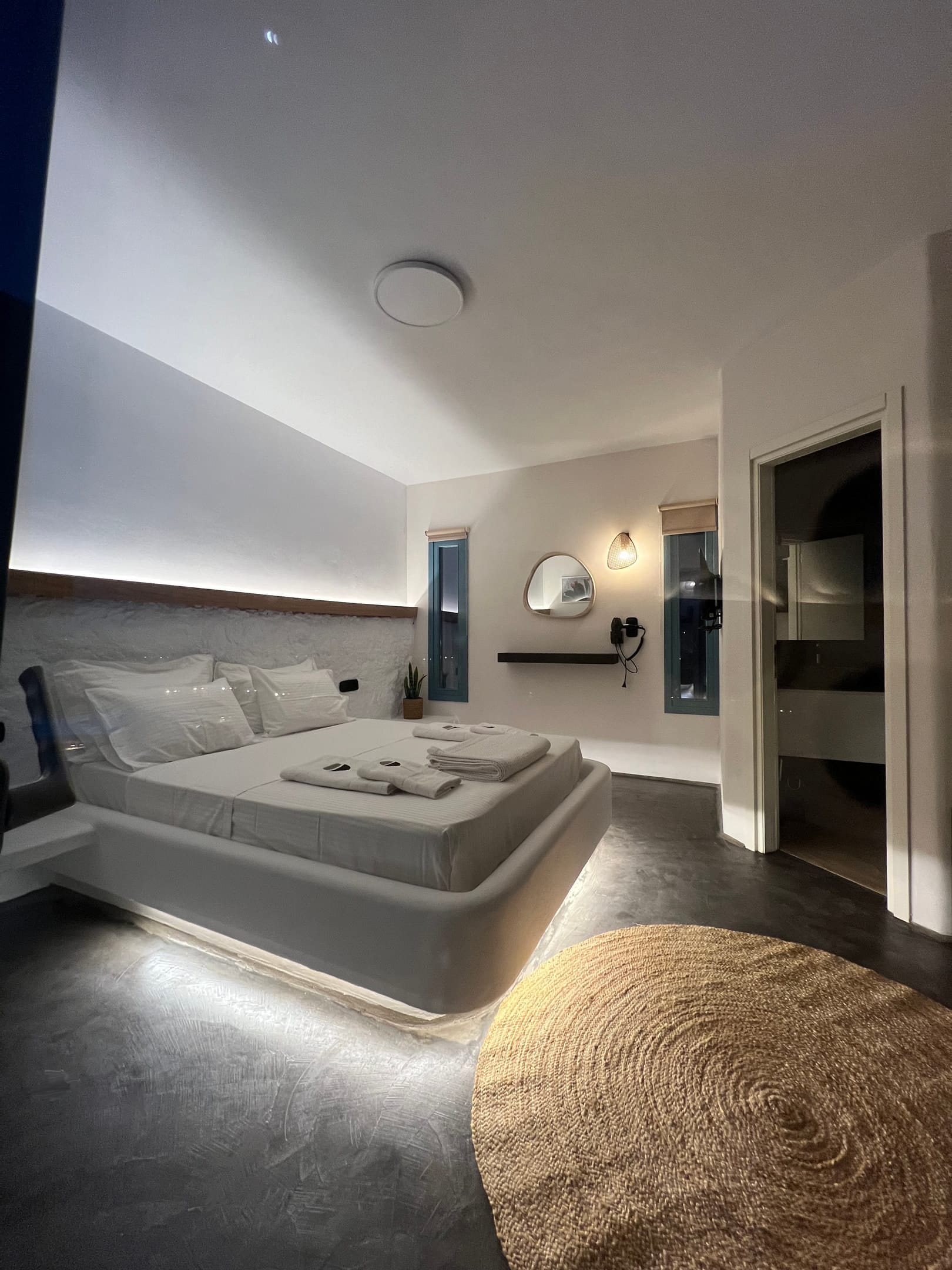 Thronos Suites