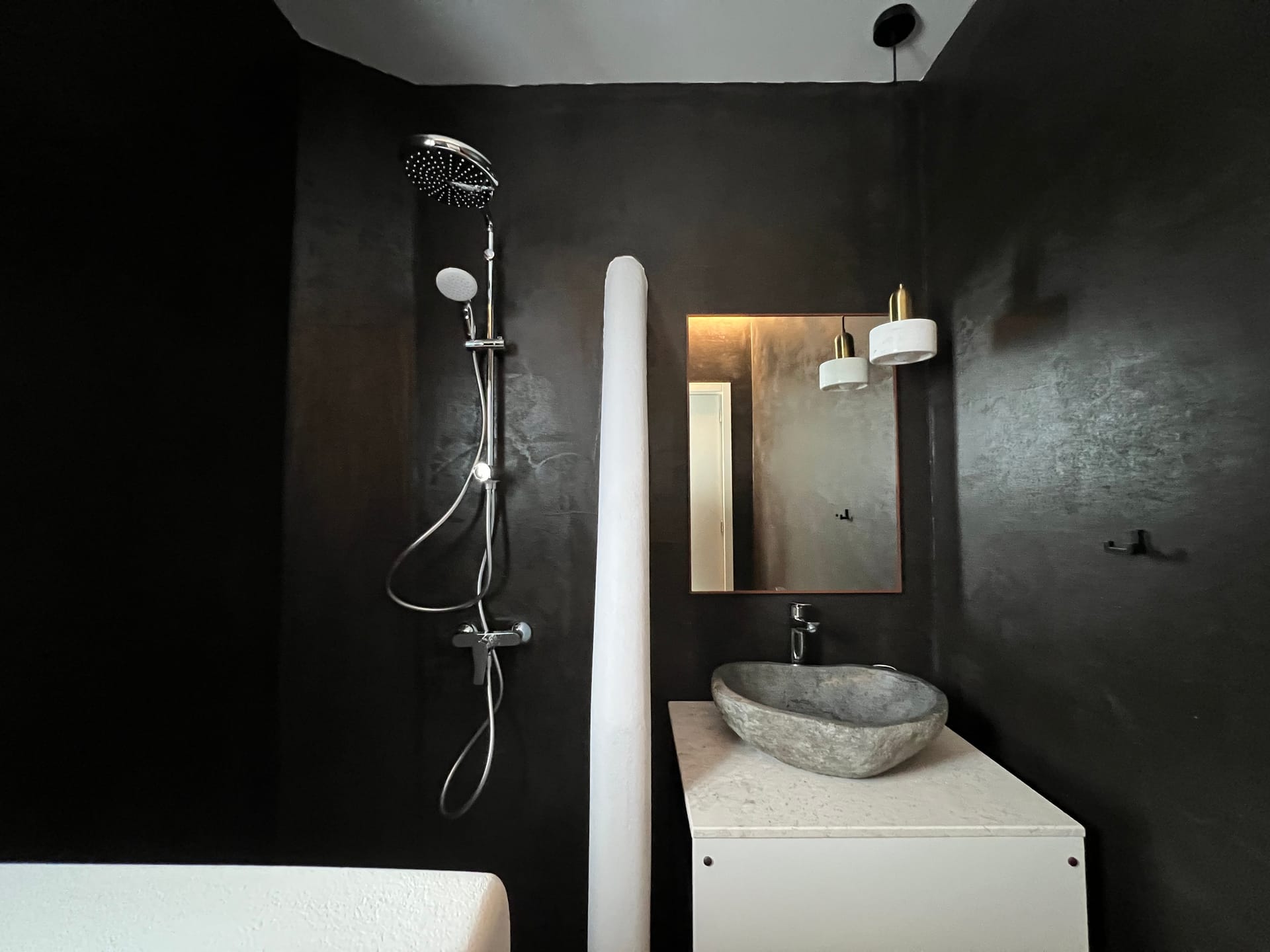 Thronos Suites