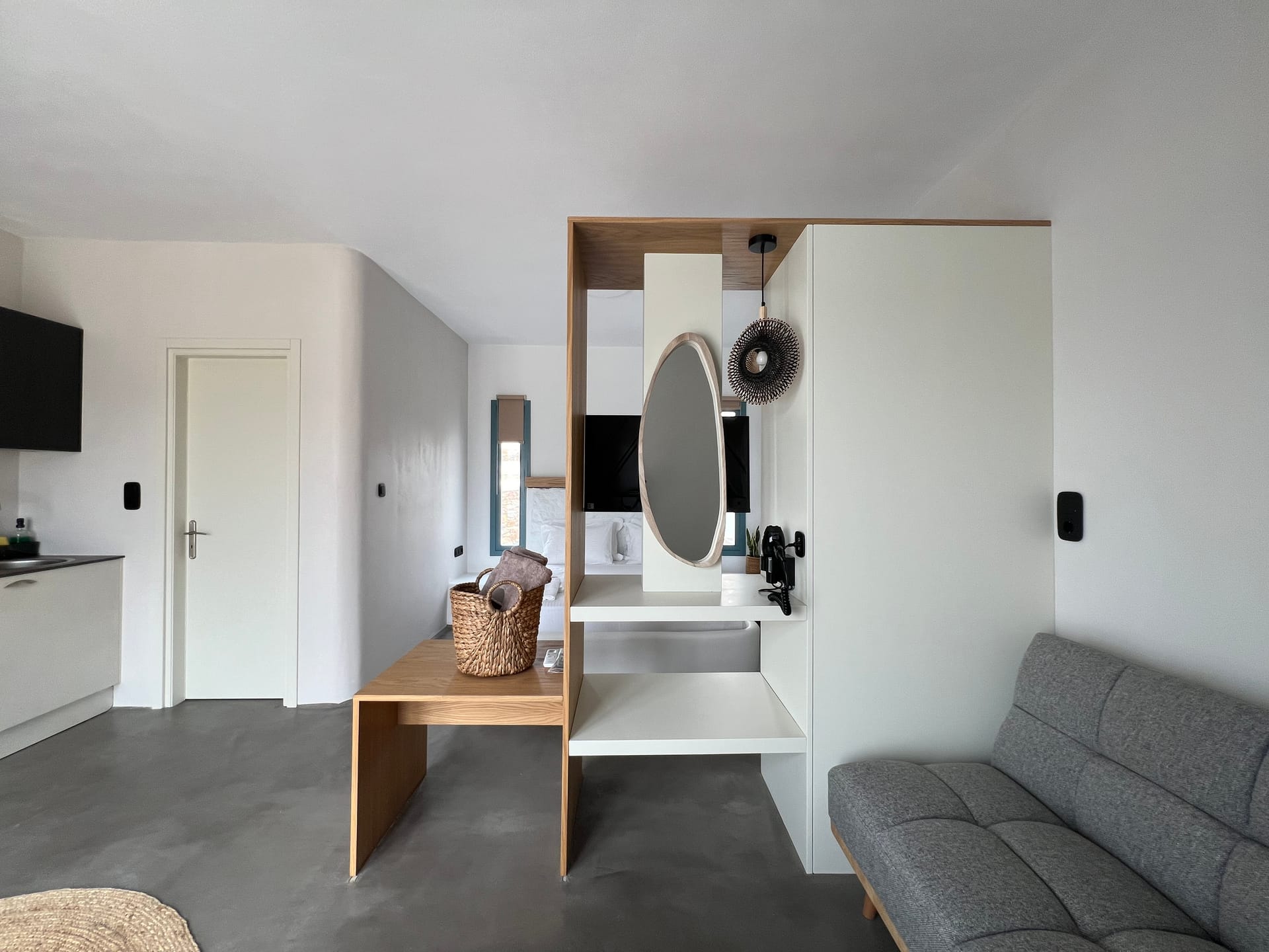 Thronos Suites