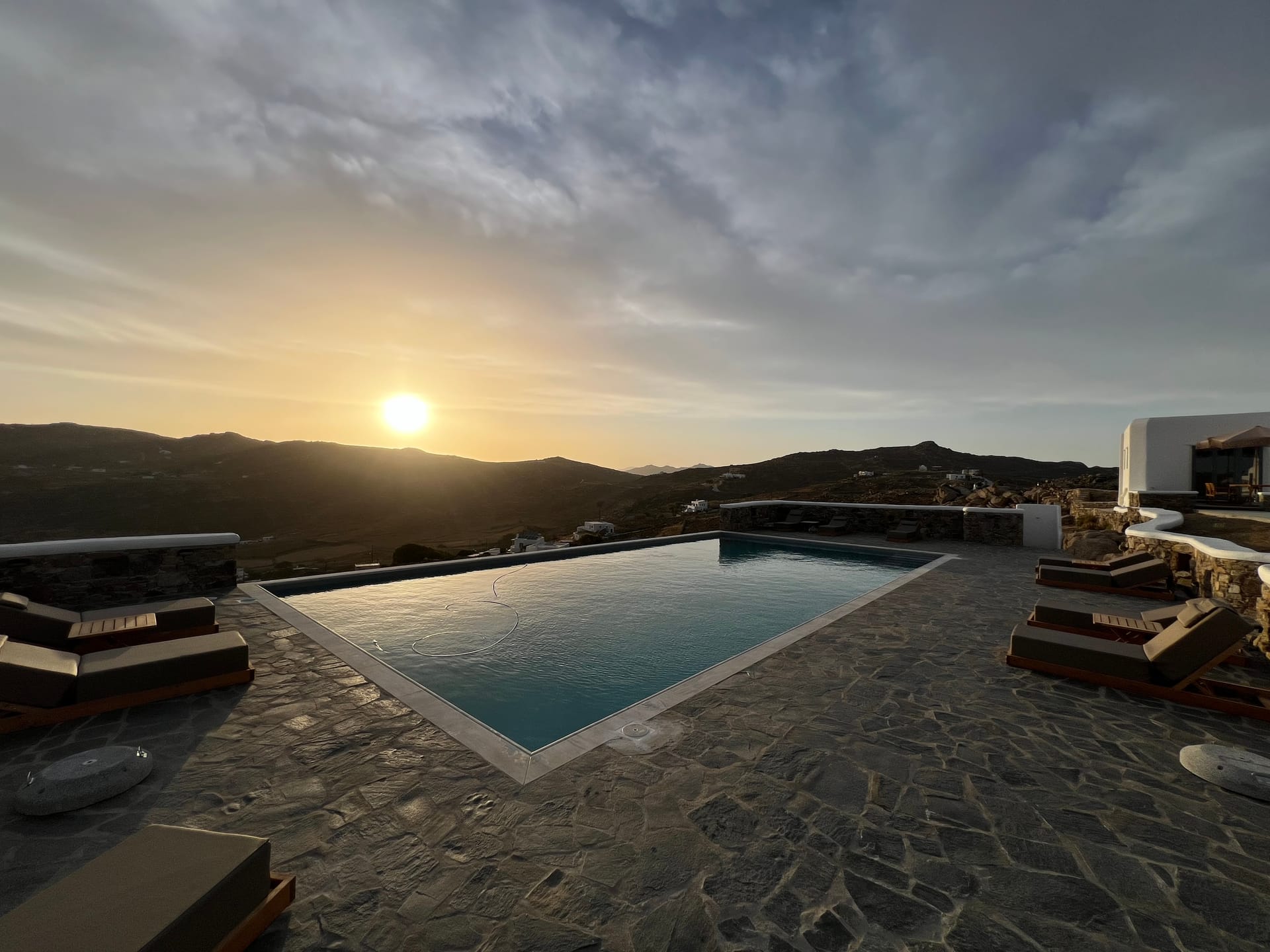 Thronos Suites