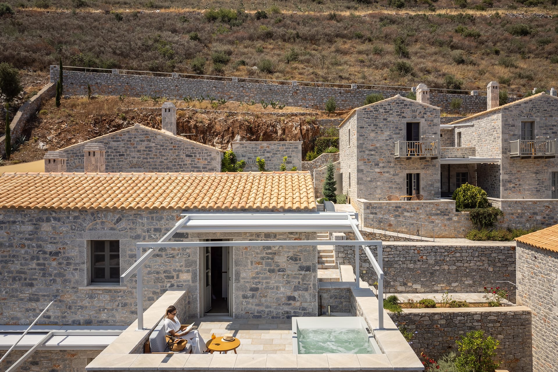 Trapela Limeni, Luxury Suites